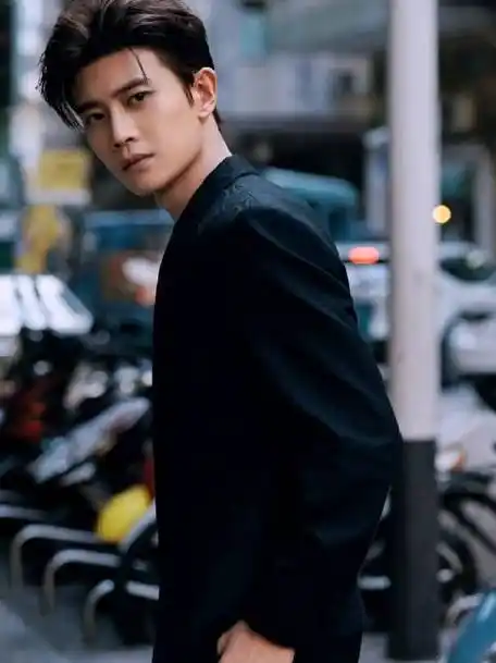 任嘉伦帅气西装造型