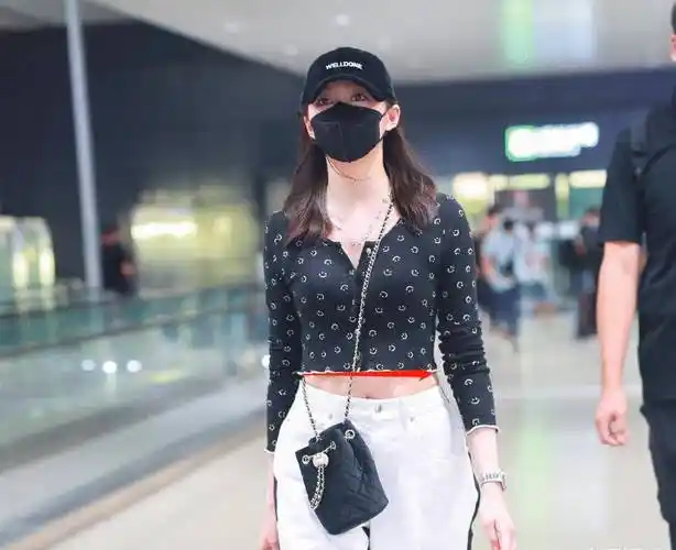 关晓彤被曝机场原相机生图,神仙腰围不算啥,这身材比例我真惊了_鹿晗