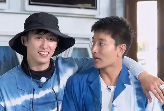 分钟火车坐18小时##贾乃亮黄晓明黄景瑜从炕上躺到了火车##星姐微博