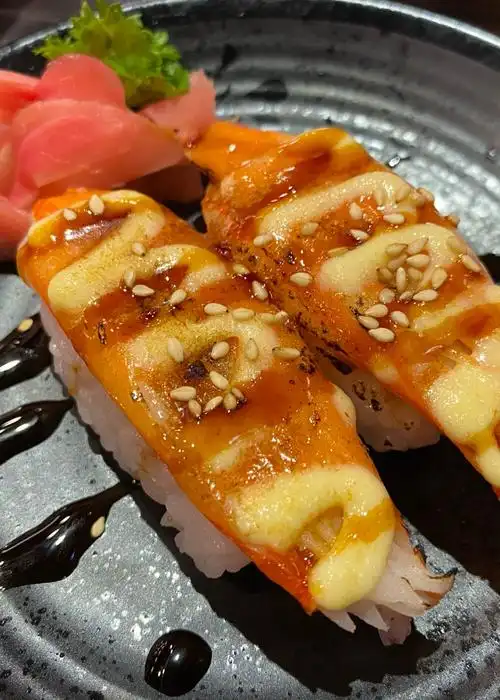 火炙帝王蟹脚手握寿司