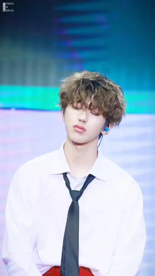 蔡徐坤超话||#蔡徐坤#    倾注时间,雕刻舞台的精美;  流淌汗水,呈现