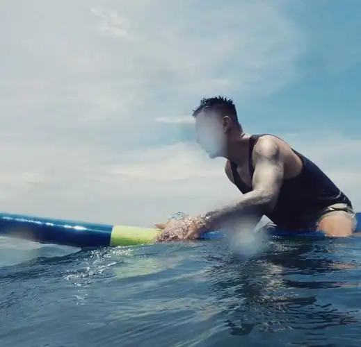 余文乐海边冲浪身姿帅气健硕体魄古铜色皮肤充满雄性荷尔蒙