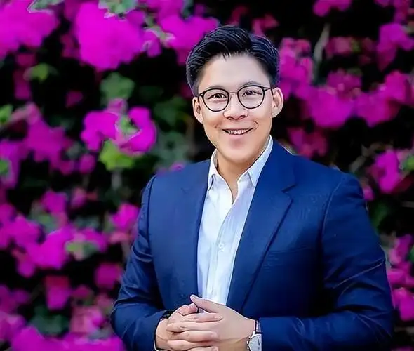 朱玲玲的烦恼:二儿子霍启山40岁未婚,小儿子霍启仁35岁游戏人间