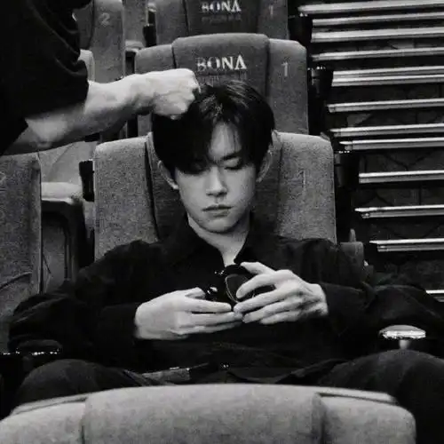 好喜欢易烊千玺黑白色调的照片,具有特别强烈的视觉冲击力,呈现出迷人