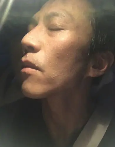 5月29日凌晨,邓超在社交平台晒出一张侧颜自拍和约67.