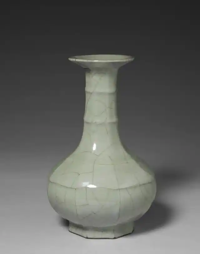 南宋 . 官窑 . 青瓷八方弦纹盘口瓶