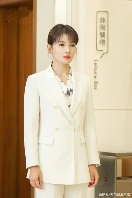 刘涛凹"女强人"人设上瘾了,穿斑马裙配大背头气场全开,真飒!