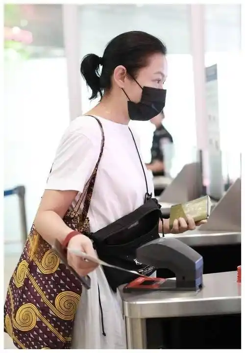 原创刘若英罕见素颜现身白t恤配直筒牛仔裤清爽简约一点不像50岁