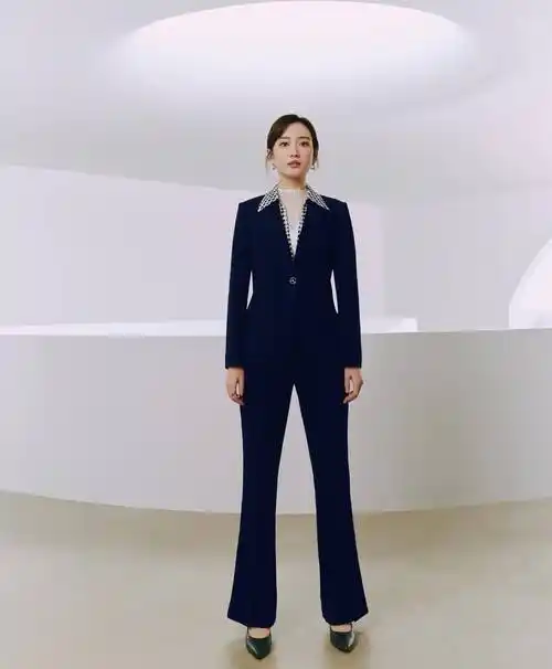 王鸥登《费加罗mode》一月刊,贝壳抹胸长裙宛如女神降临,太美了_紫红