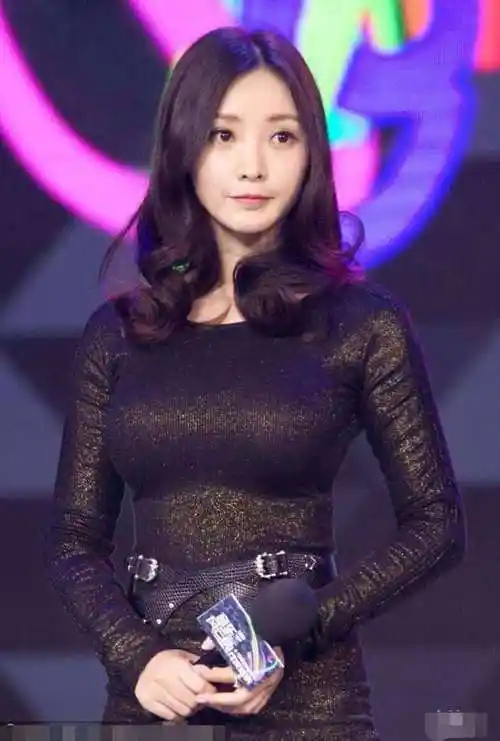 柳岩近况:黑色饱满上围"遭握住不放"波霸大胸姐遭约束_网易订阅