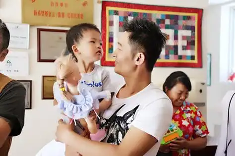 共度母亲节 黄小蕾携奶爸那志东,墨阳赴福利院