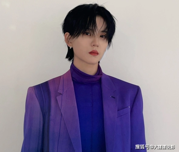 刘雨昕和陆柯燃出席活动时都是是穿帅气西装气质显得不一样