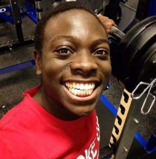 搞笑图:一位黑人男孩每天在ins上分享自己的笑容,看着看着心情莫名