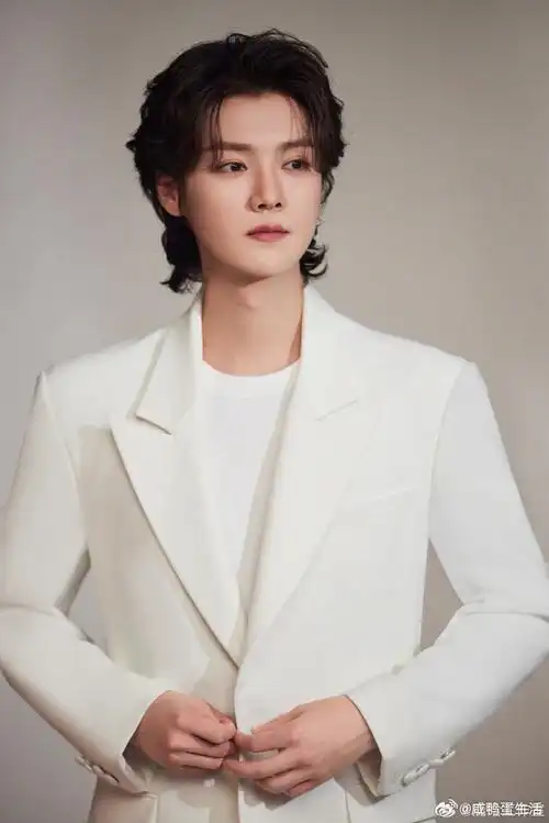 鹿晗单边耳钉##鹿晗纯白西装大片