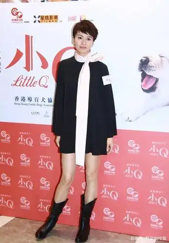 梁咏琪有着176cm的好身材,穿白色的直筒连衣裙,"美腿"太出众