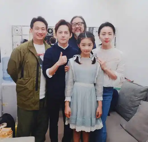 何炅与多多话剧演出后合影多多俏皮何老师娃娃脸意外有cp感