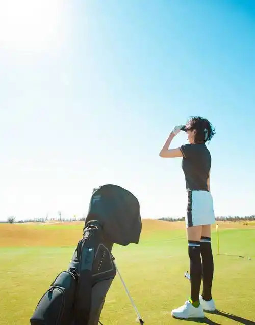 武打女星张蓝心,在蓝天白云下,展示大长腿和骄人身材