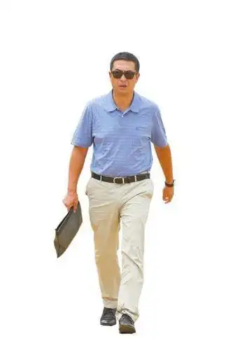 张嘉译走路堪比社会摇?耸肩痞子样,其实这是有隐情的啊