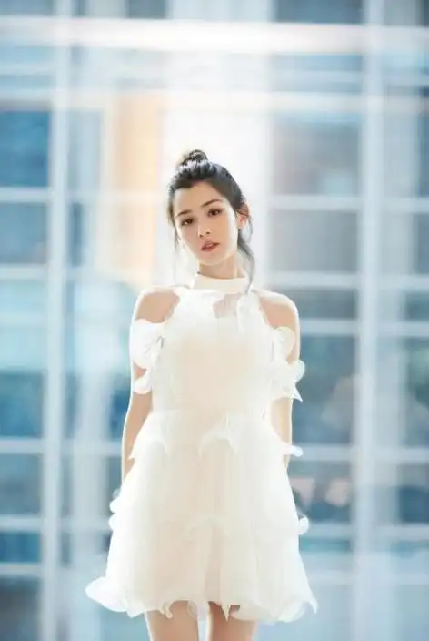 但是就是在和这位"大佬"认识后,被爆出哈妮克孜因烫伤被送往医院.