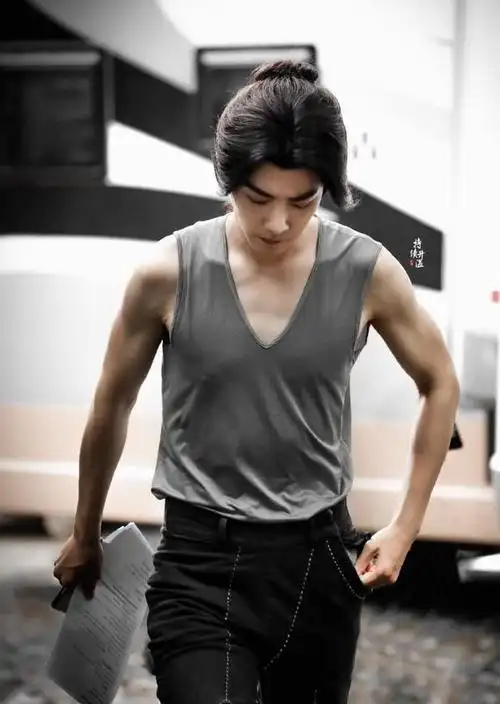 成功的背后肖战为戏增肌粉丝表示好想捏一捏