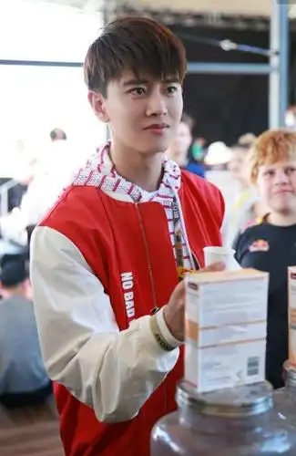 路人偶遇任嘉伦,像是行走的荷尔蒙,太帅了.