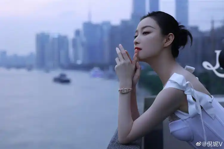 抖音倪妮同款白色抹胸吊带连衣裙女设计感法式高级感婚礼服裙子夏