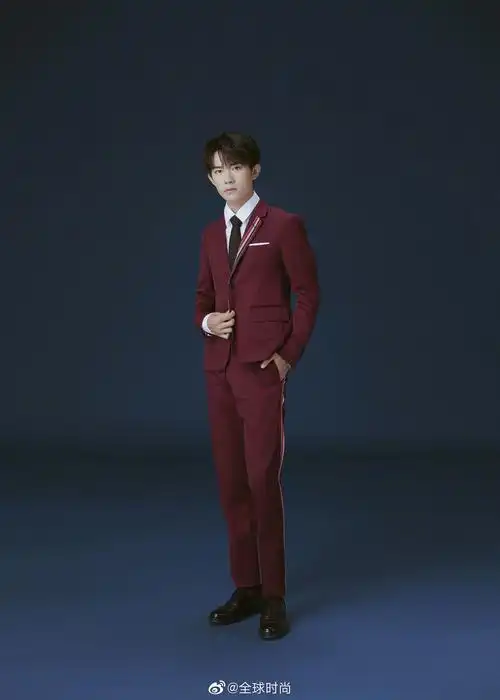 易烊千玺 红色西装# 易烊千玺参加央视《今天是你的生日》特别侥靠