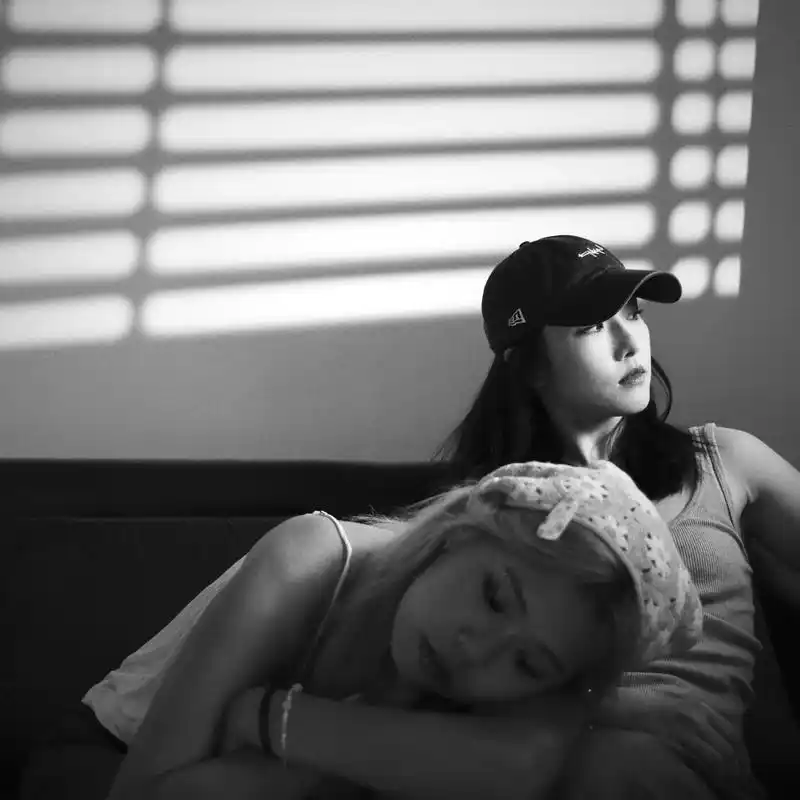 黑白照|被定格的生命力🎬."黑白是所有颜色的尽头,就如同生 - 抖音