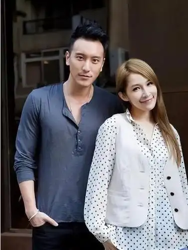 色是刮骨刀,43岁萧亚轩面黄肌瘦脸凹色老,网友直呼:认不出|黄皓