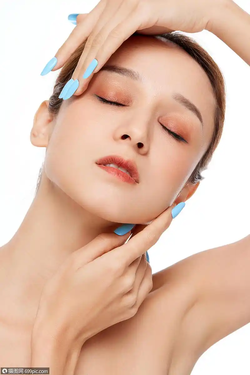 女性美妆美容蓝色美甲护肤美肤