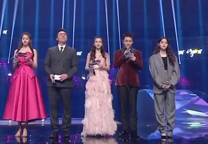 angelababy穿得好看还不够同台关晓彤和欧阳娜娜年龄感也不输