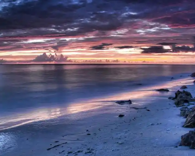 在夜的晚上的海滩 壁纸