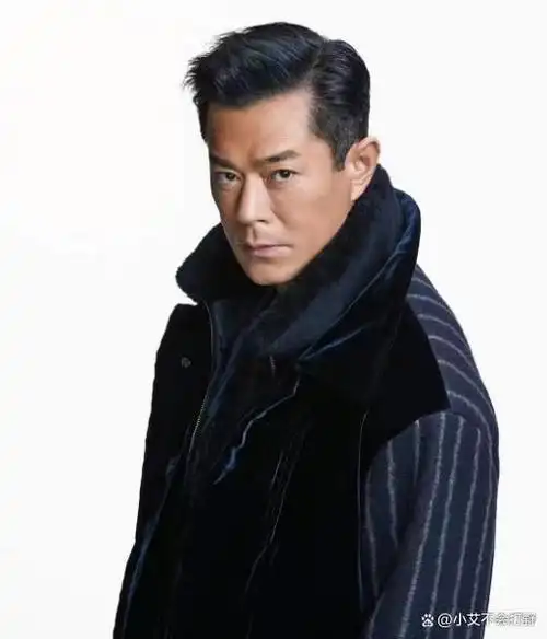 男明星还在追求冷白皮来看这8位黑皮肤照样可以惊艳四座