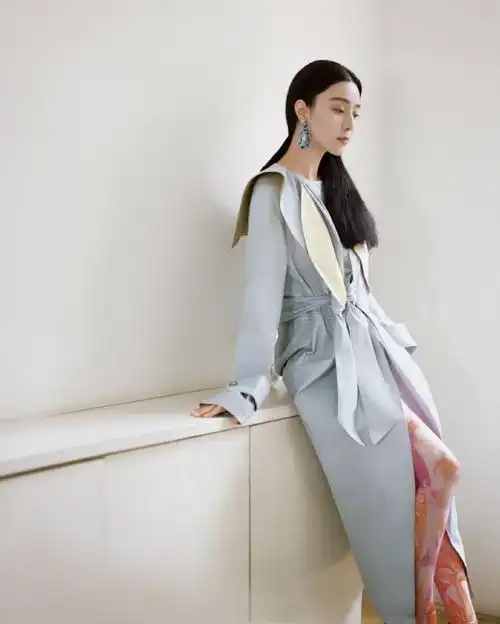 范冰冰近照状态也太好了吧灰色西装配发带看着真的像个女学生