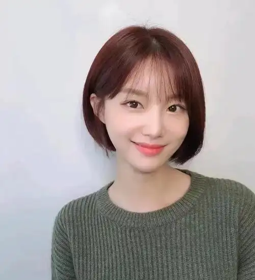 波波头想必大家都不陌生,就是这种长度介于下巴和肩膀之间的低层次