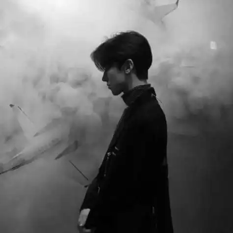 有点小伤感的男生头像正面帅气黑白头像图片