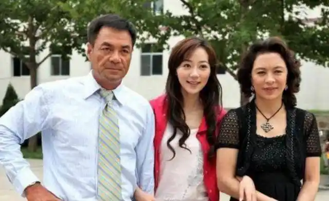 现实生活中的尤勇也是一位非常低调的人,当年他和前妻刘小春分手时