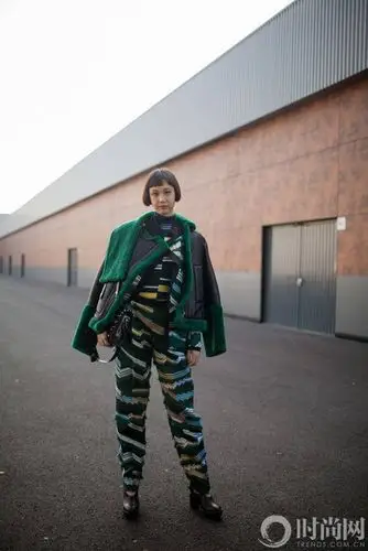 把衣服披上身可以去时装周了