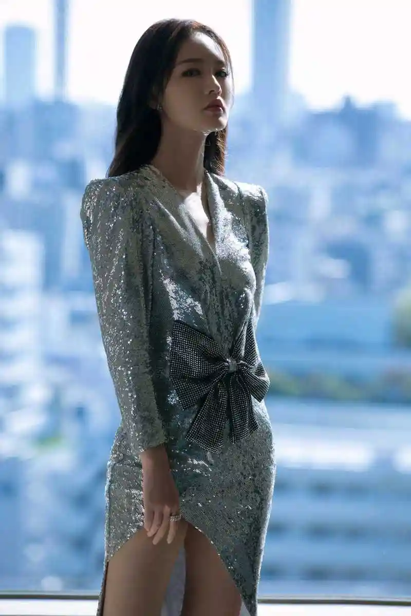 李沁胆子真大!亮片v领开叉连衣裙秀美腿不够,还要秀美背来吸睛