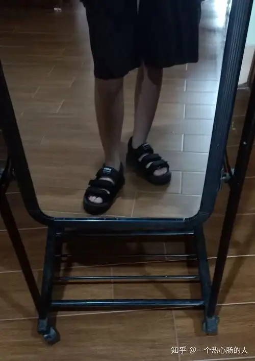 什么凉鞋配校服裤子好看