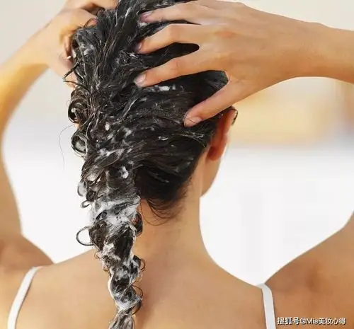 很多人做错了,难怪头发越洗越少_洗头