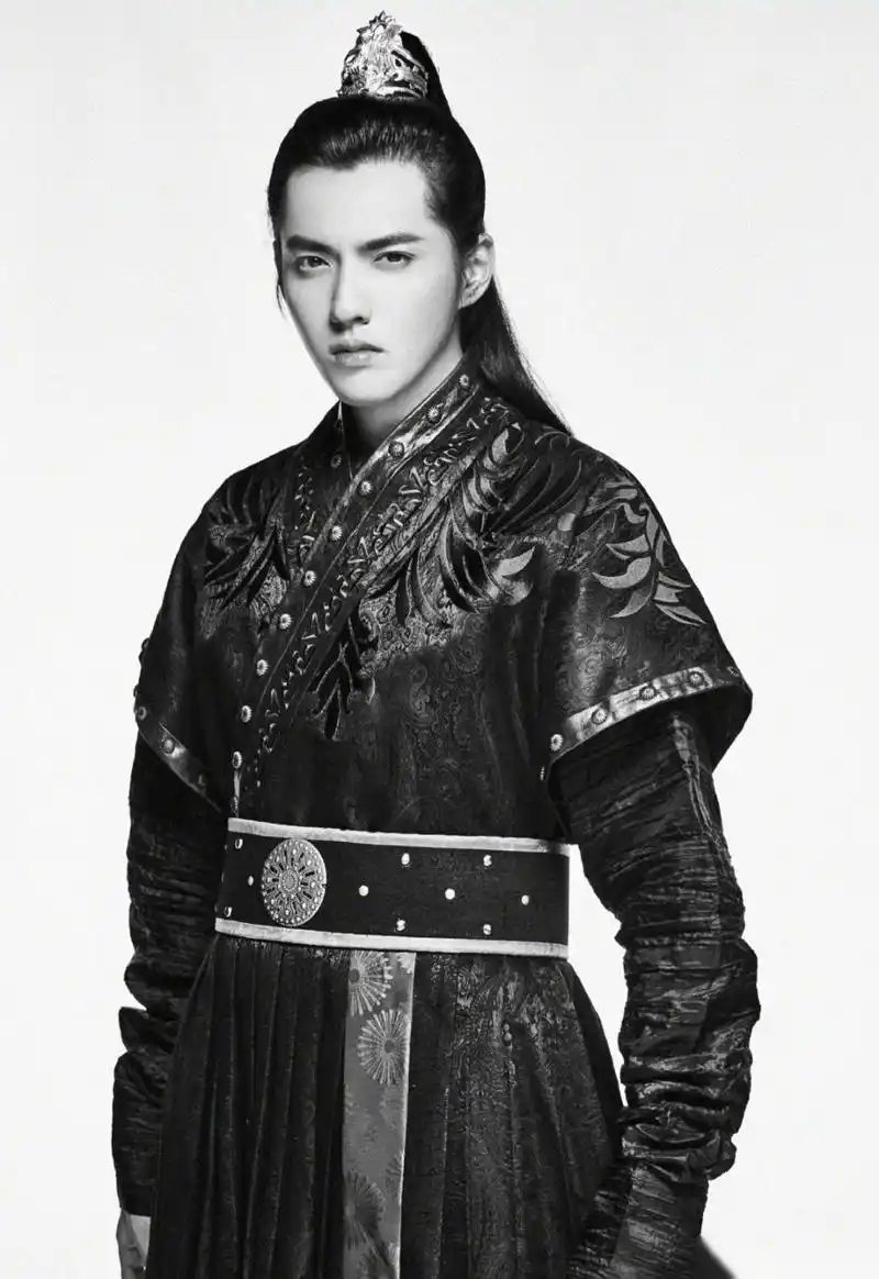 天神下凡啦,一袭黑衣,手握长剑,棱角分明,古装太飒了.