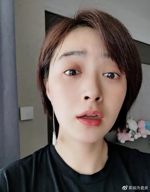 蒋欣生日一口气晒17张自拍送福利 对镜卖萌甜笑暖意十足