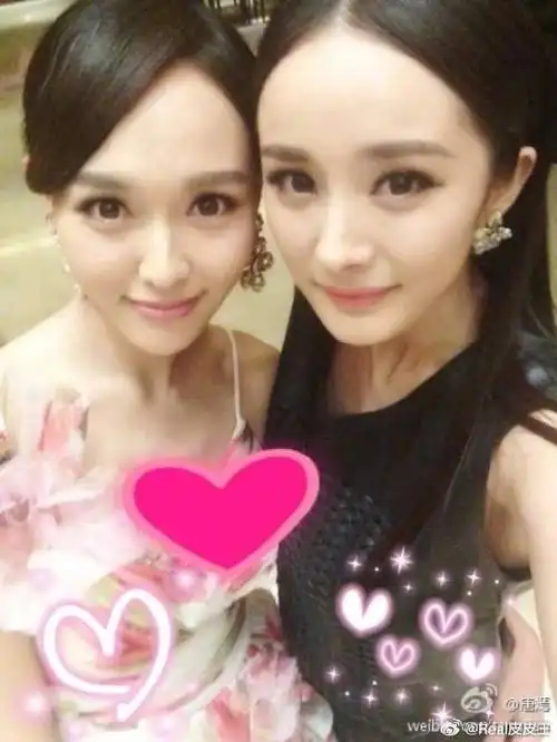 当晚杨幂倒是与angelababy,倪妮等艺人聊的火热(图5-9),而在此后