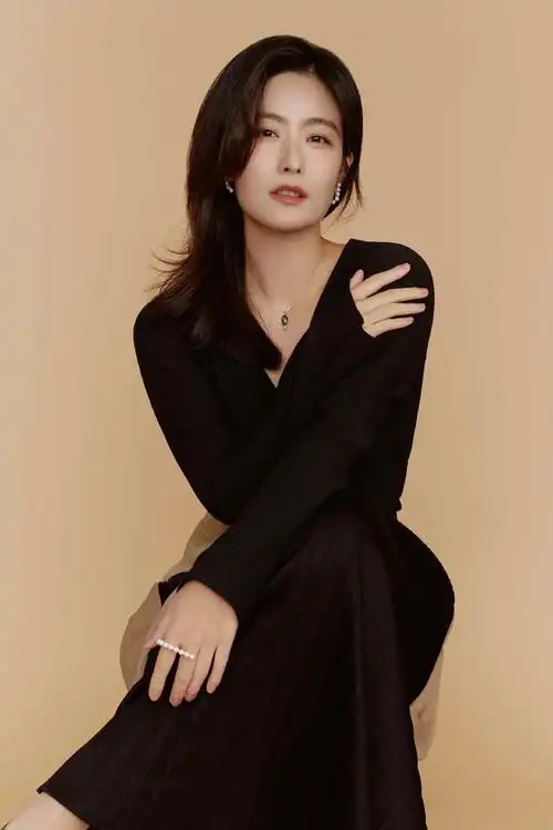 徐百卉气质太高级,穿黑色针织衫配拼接百褶裙,37岁美得好优雅