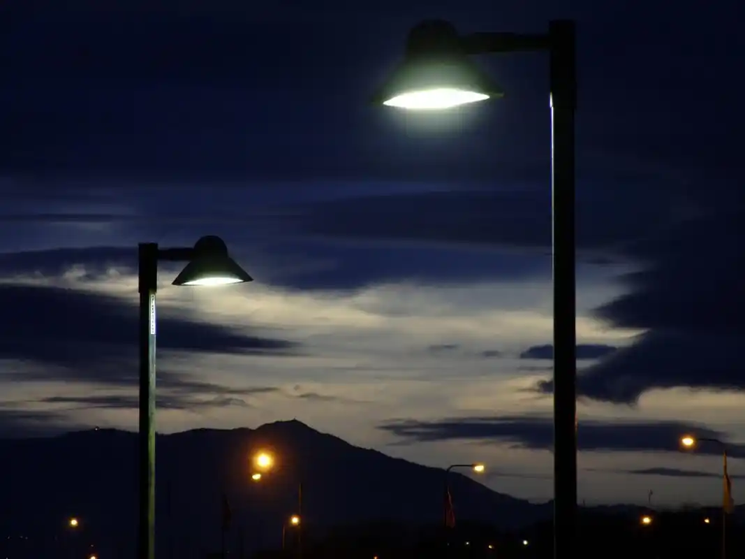 黑夜中的街道被路灯点缀,显得格外幽静.