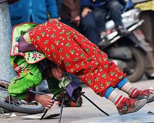 青岛街头卖艺小女孩的"残忍"表演(图)