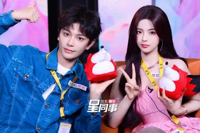 杨超越丁禹兮脸颊比心##七时吉祥