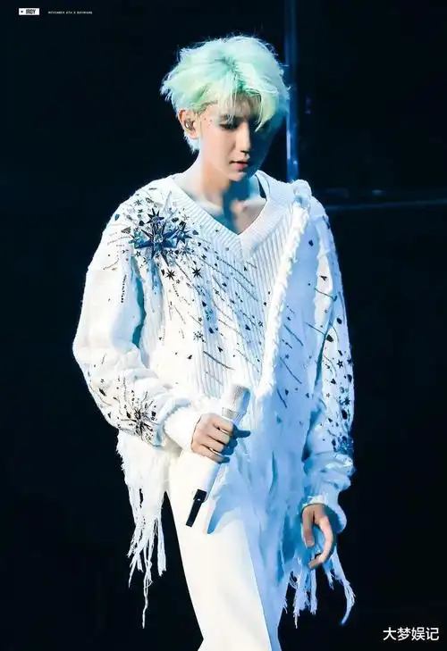 多图王源动漫绿发超狂新造型曝光上海开唱帅炸全场