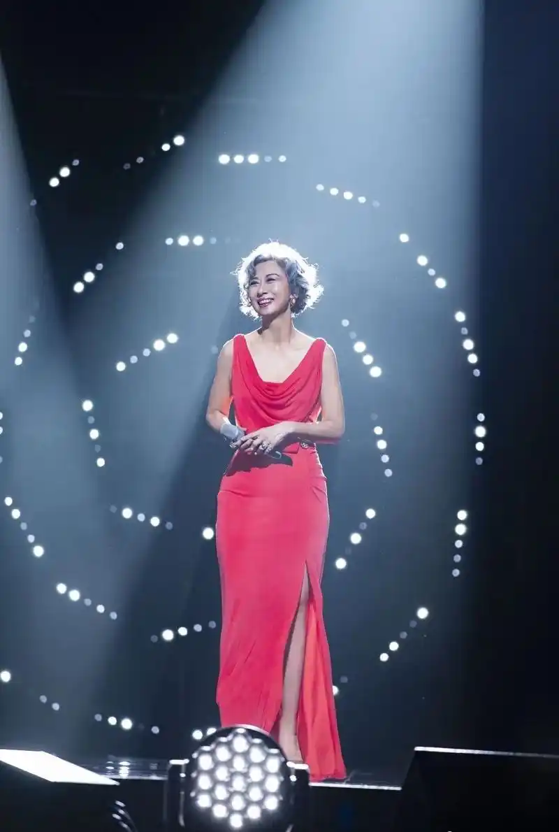 新娱录叶倩文60岁红颜白发一代天后的潇洒40年